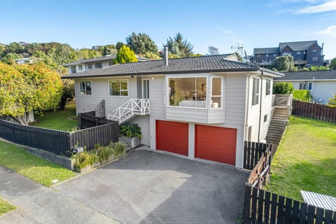 18 Yarrow Place, Papakowhai, Porirua