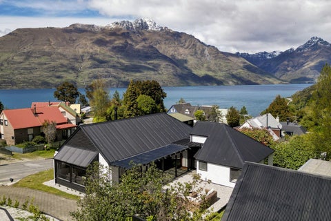 24 Williams Street, Sunshine Bay, Queenstown