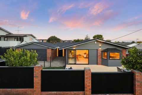 2/94 East Coast Road, Milford, Auckland