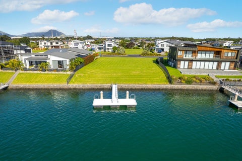17 Fred Carr Place, One Tree Point
