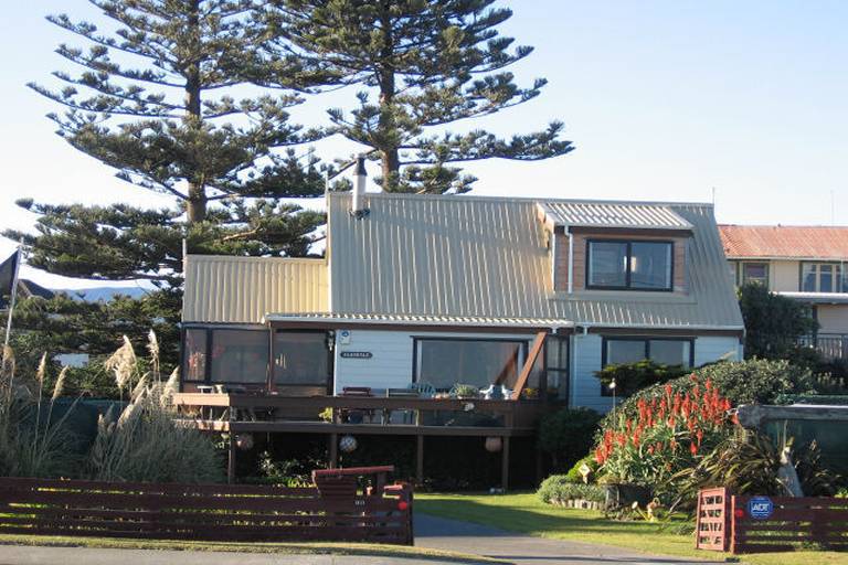 90 Marine Parade, Otaki Beach, Otaki - Carousel 1
