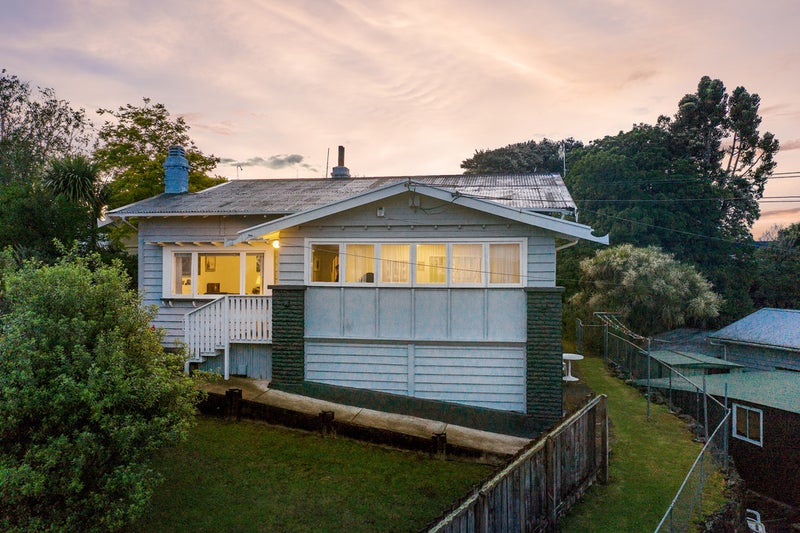 90 Aroha Avenue, Sandringham, Auckland - Carousel 2