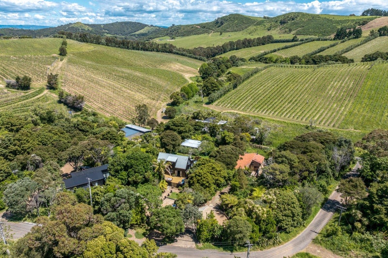 19 Te Makiri Road, Onetangi, Waiheke Island - Carousel 2