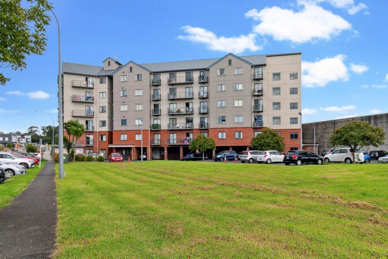 3N/17 Crown Lynn Place, New Lynn, Auckland - Carousel 1