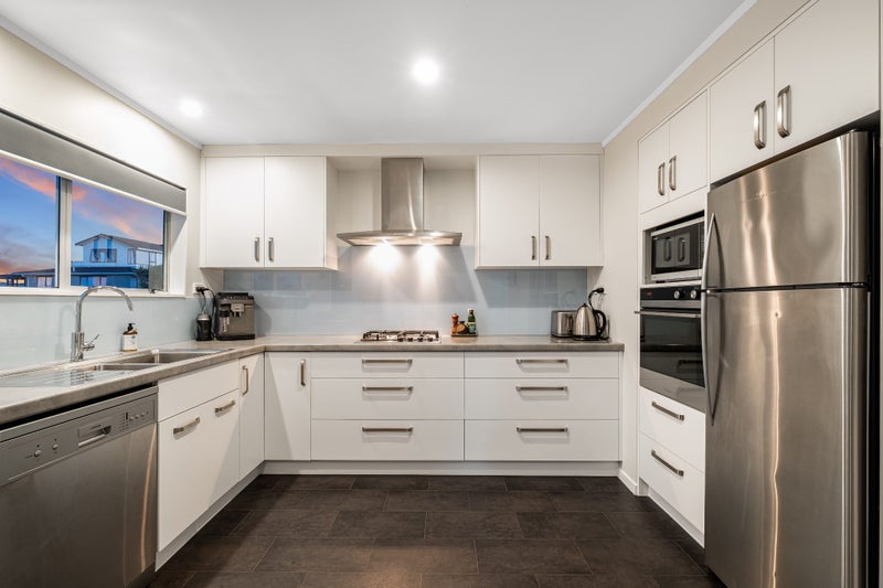 131 Gloaming Hill, Titahi Bay, Porirua - Carousel 2