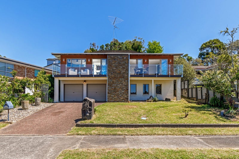 9 Robin Lane, Browns Bay, Auckland - Carousel 1