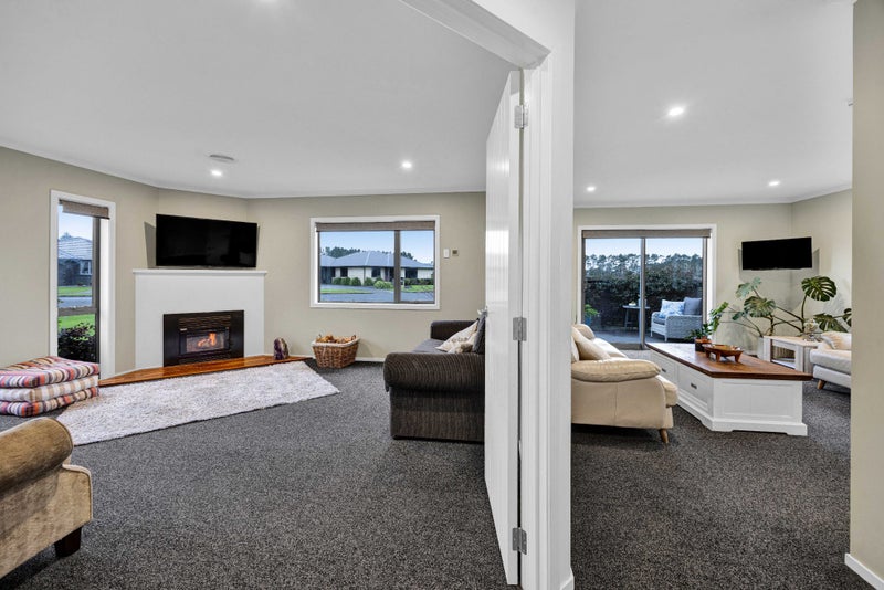 7 Mercade Close, Stratford - Carousel 2