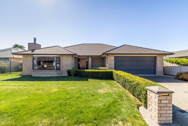 207 Frimley Oaks, Frimley, Hastings - Carousel 2