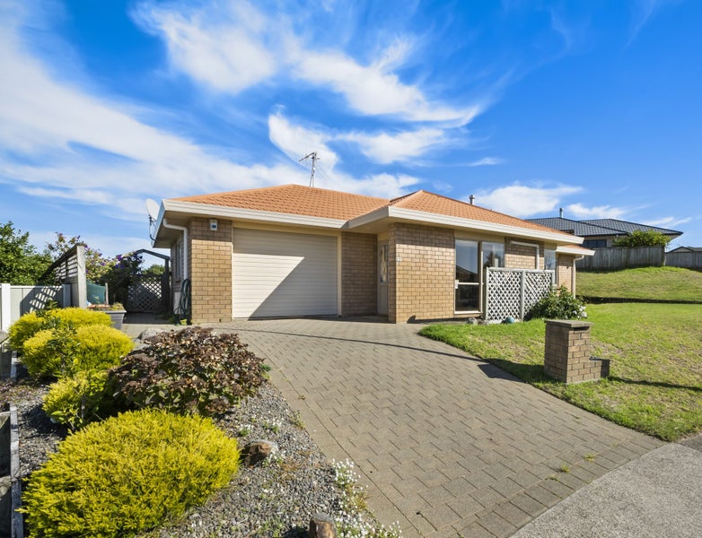 27 Crown Hill, Paraparaumu, Paraparaumu - Carousel 1