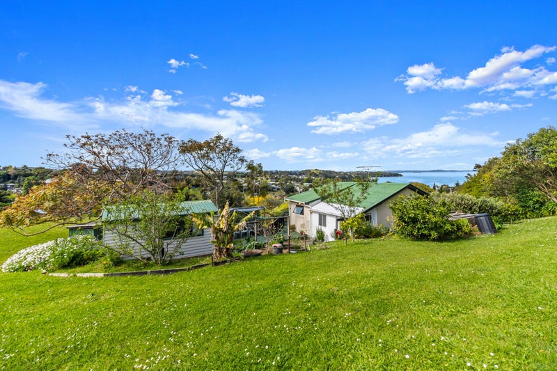 11 Beresford Avenue, Surfdale, Waiheke Island - Carousel 2