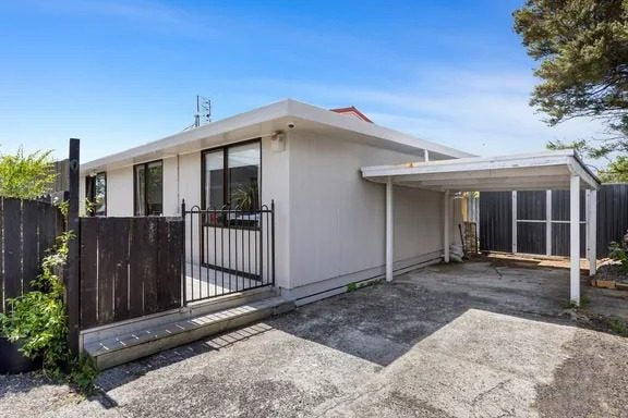 2/8 Marinich Drive, Ranui, Auckland - Carousel 1
