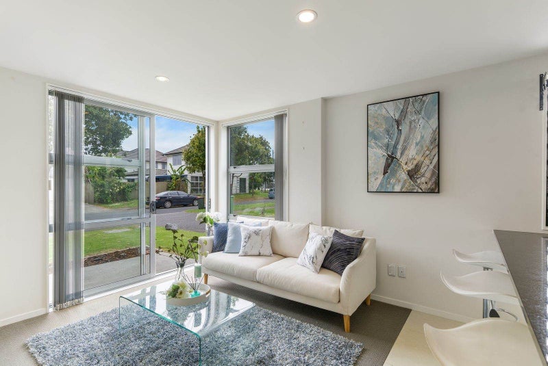 5 Phar Lap Crescent, Takanini, Auckland - Carousel 2