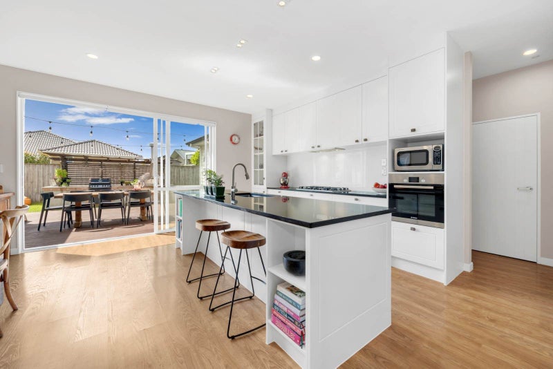 9 Defender Crescent, Beachlands, Auckland - Carousel 1