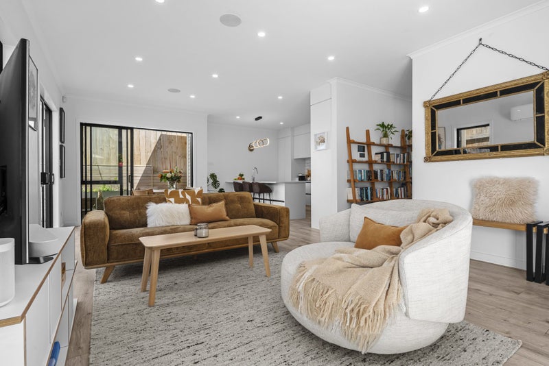 562D Beach Road, Rothesay Bay, Auckland - Carousel 2