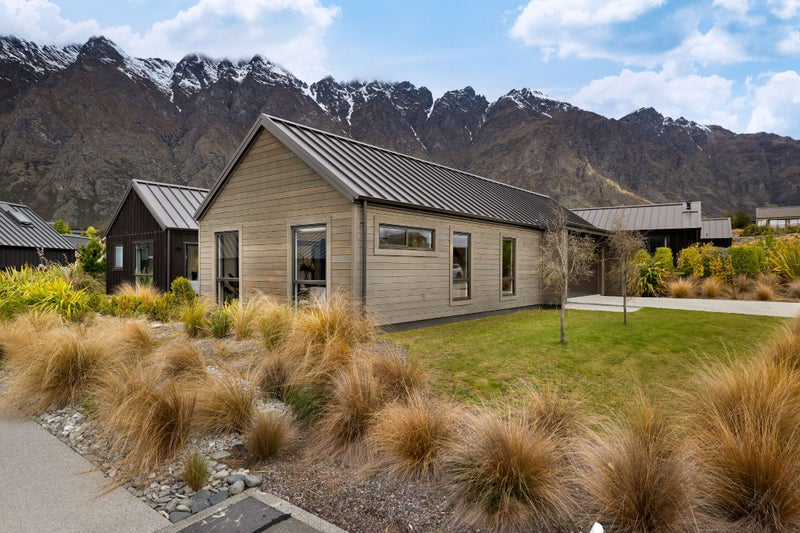4 Polperro Court, Jacks Point, QUEENSTOWN - Carousel 1