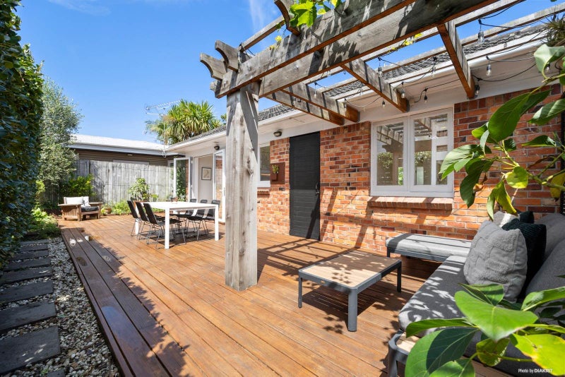 7 Bromley Place, Glen Innes, Auckland - Carousel 1