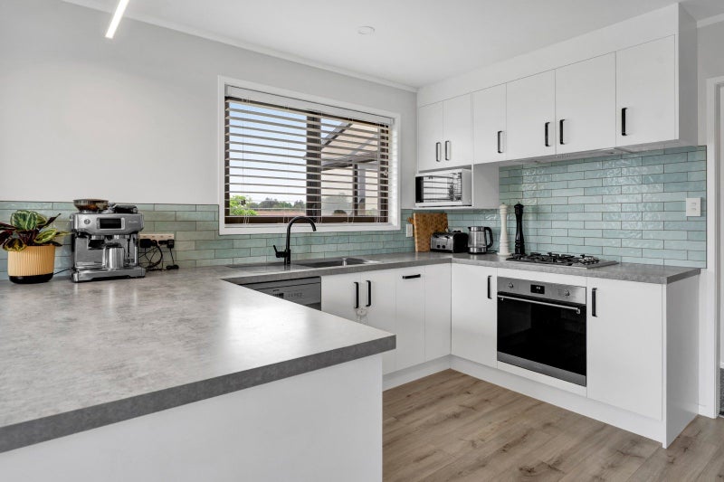 17 Caledonia Place, Highlands Park, New Plymouth - Carousel 2