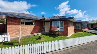31 Karaka Crescent, Levin, Levin - Carousel 1