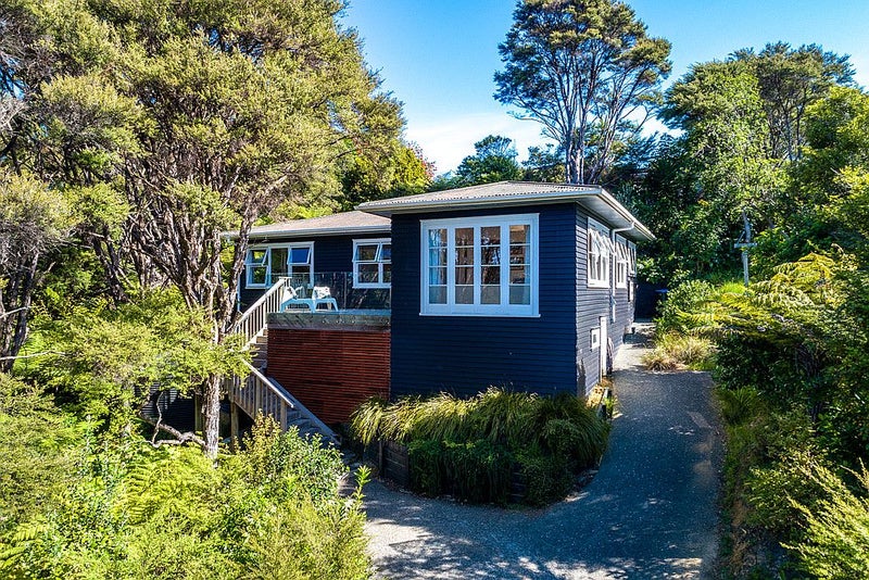 116 Queens Drive, Oneroa, Waiheke Island - Carousel 1