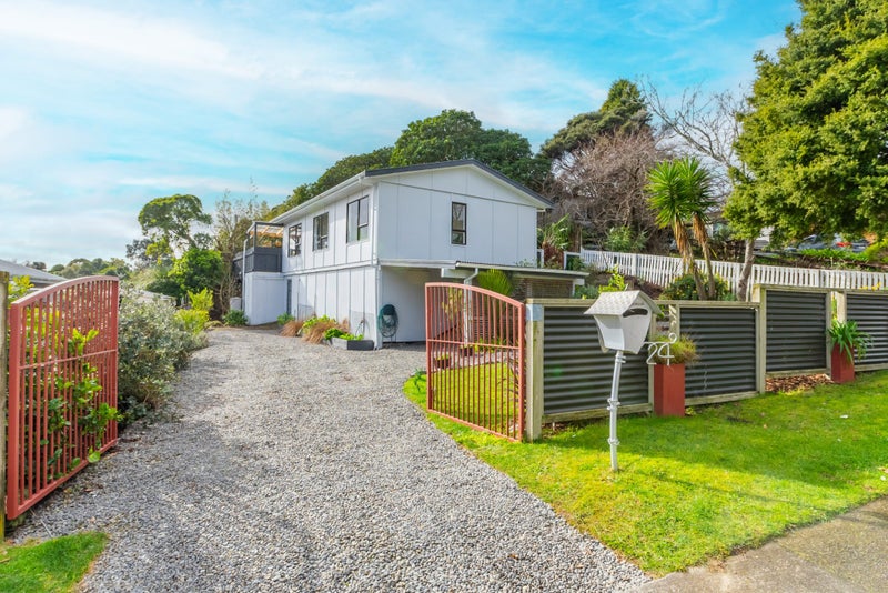 24 Hookway Grove, Paraparaumu - Carousel 1