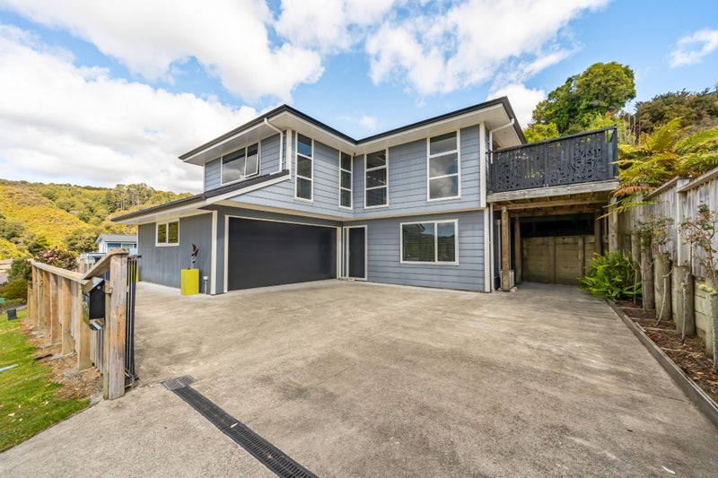 32 King Charles Drive, Kingsley Heights, Upper Hutt - Carousel 1