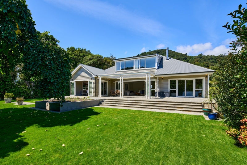 5 Cheviot Road, Lowry Bay, Lower Hutt - Carousel 1