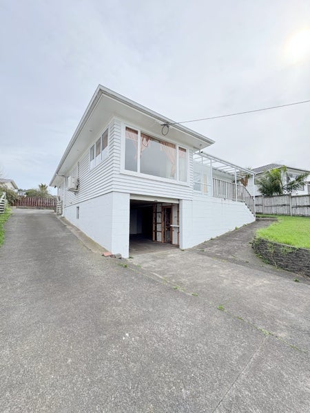 42 Tiroroa Avenue, Te Atatu South, Auckland - Carousel 1