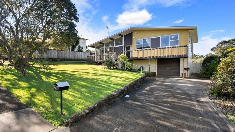 40 Easton Park Parade, Glenfield, Auckland - Carousel 1