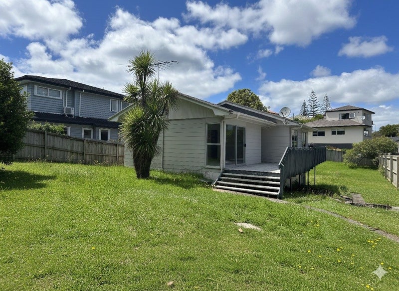 43 Lavery Place, Sunnynook, Auckland - Carousel 1