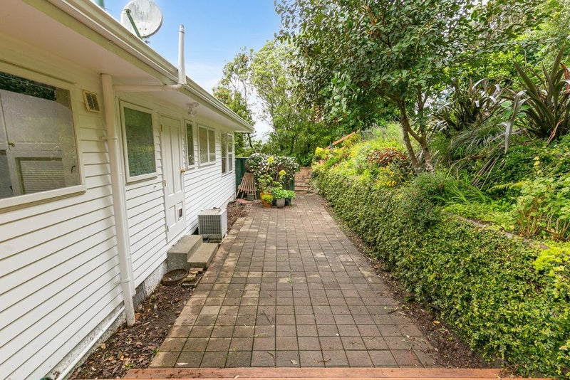 23 Turriff Crescent, Tawa, Wellington - Carousel 24