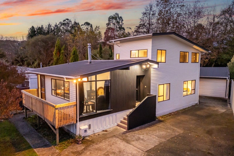 6 Longfellow Street, Trentham, Upper Hutt - Carousel 1