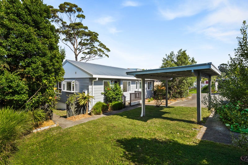 41 Meadowvale Rise, Titirangi, Auckland - Carousel 1