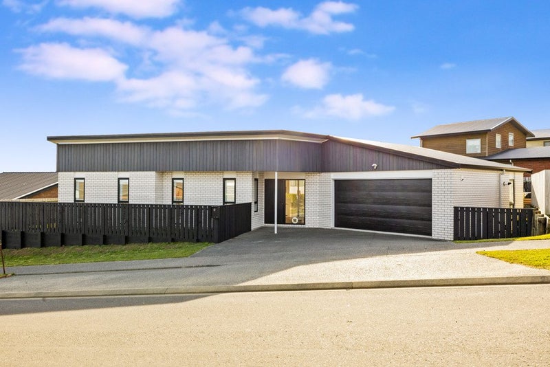 87 Cedarwood Street, Woodridge, Wellington - Carousel 1