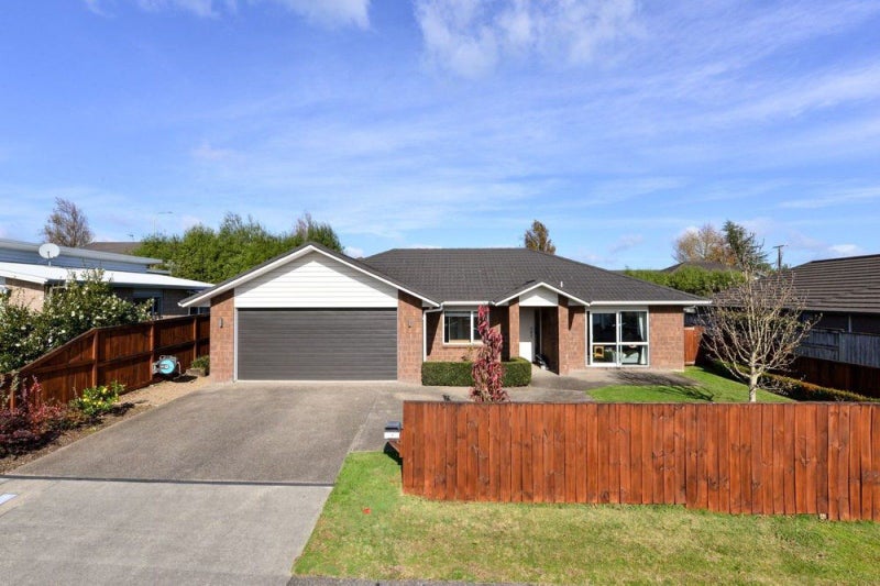 17 Alpers Ridge, Leamington, Cambridge - Carousel 2