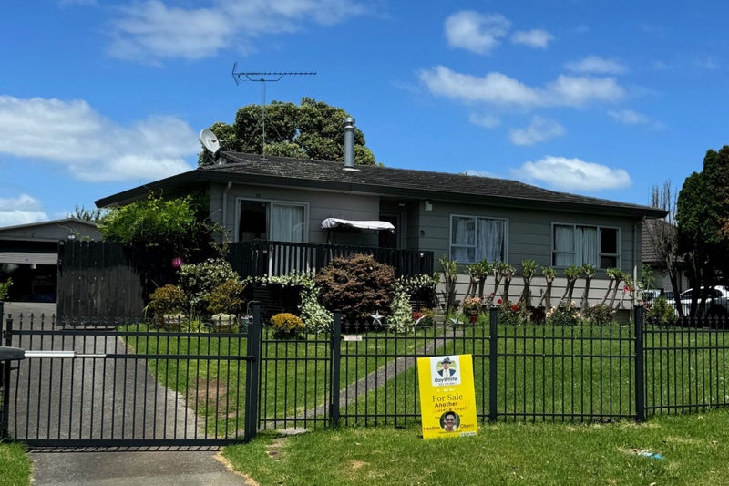 22 Challen Close, Conifer Grove, Takanini - Carousel 1