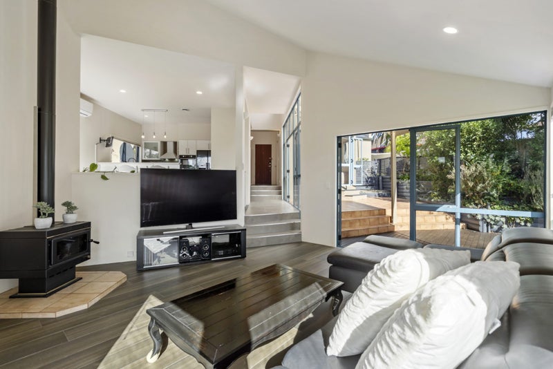 11 Wilmington Place, Forrest Hill, Auckland - Carousel 2
