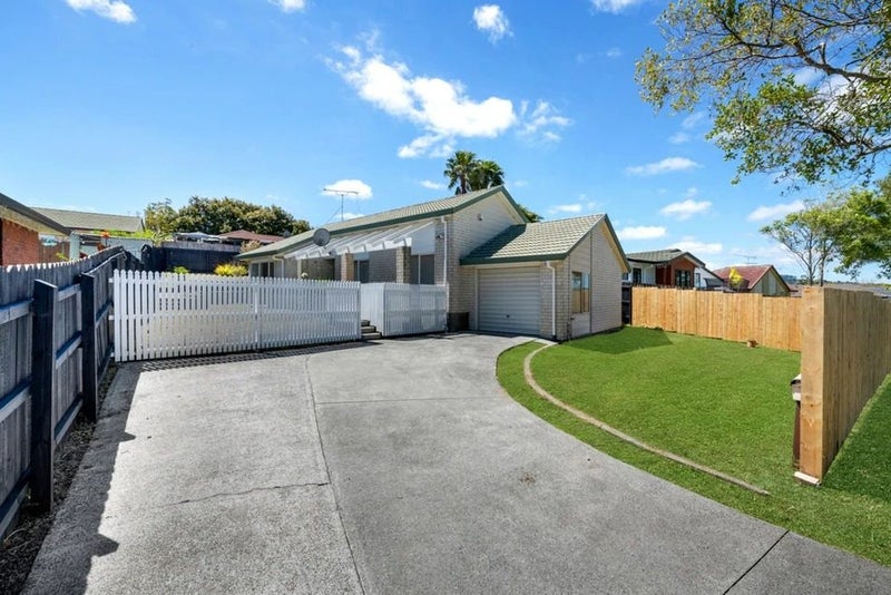 10 Skelton Avenue, Randwick Park, Auckland - Carousel 1