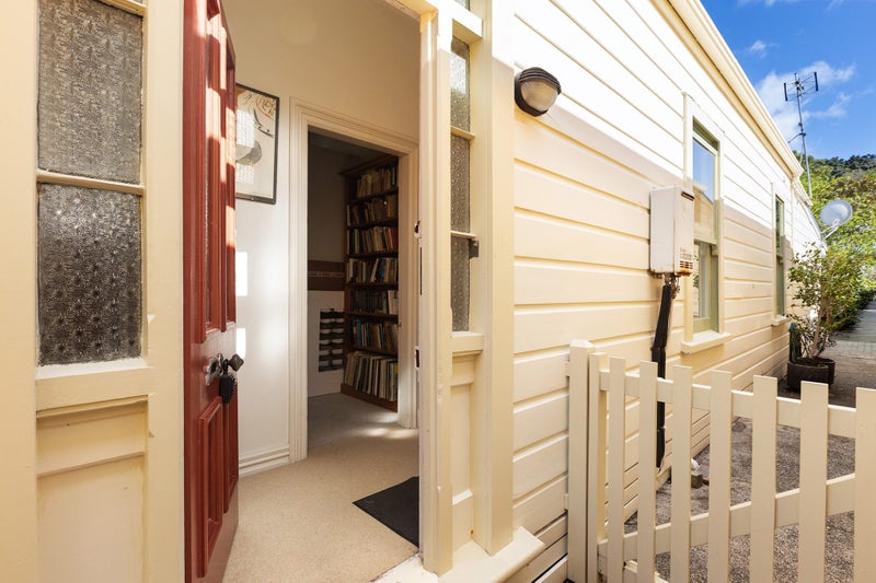 70 Te Wharepouri Street, Berhampore, Wellington - Carousel 1