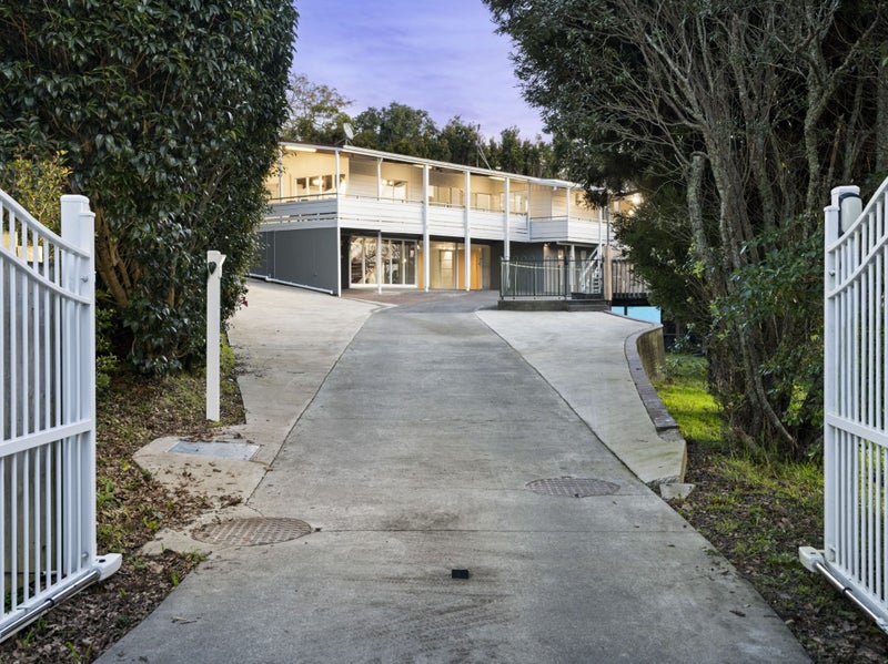 10 Lilburn Crescent, Massey, Auckland - Carousel 1