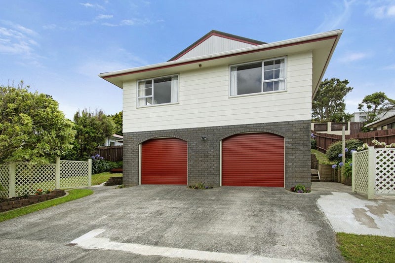 16 Mossburn Grove, Kelson, Lower Hutt - Carousel 1