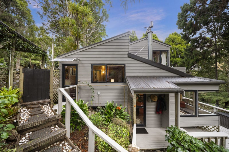 18 Tawini Road, Titirangi, Auckland - Carousel 1