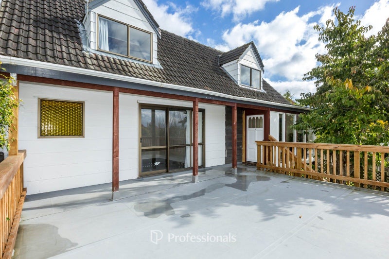 8 Sunbrae Drive, Silverstream, Upper Hutt - Carousel 2