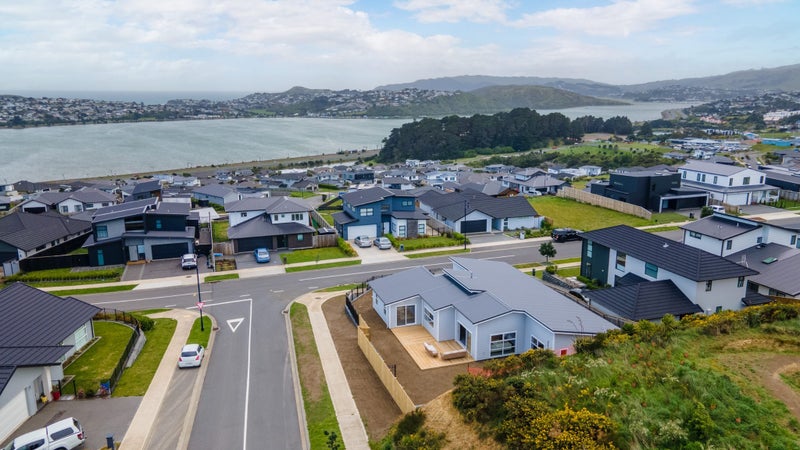 83 Queen Charlotte Drive, Aotea, Porirua - Carousel 23