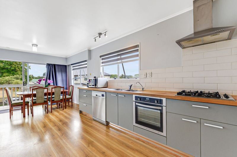 65 Lewis Street, Glenview, Hamilton - Carousel 1