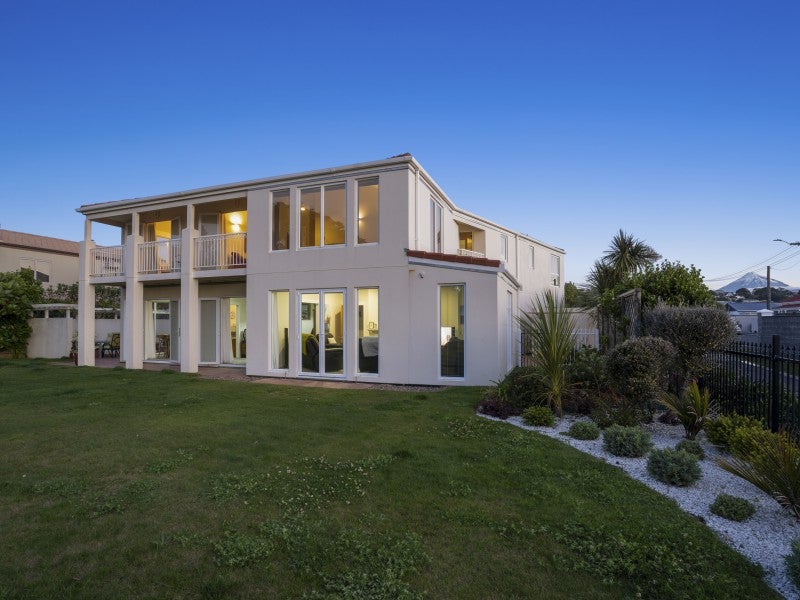 1 Kawaroa Close, New Plymouth, New Plymouth - Carousel 1