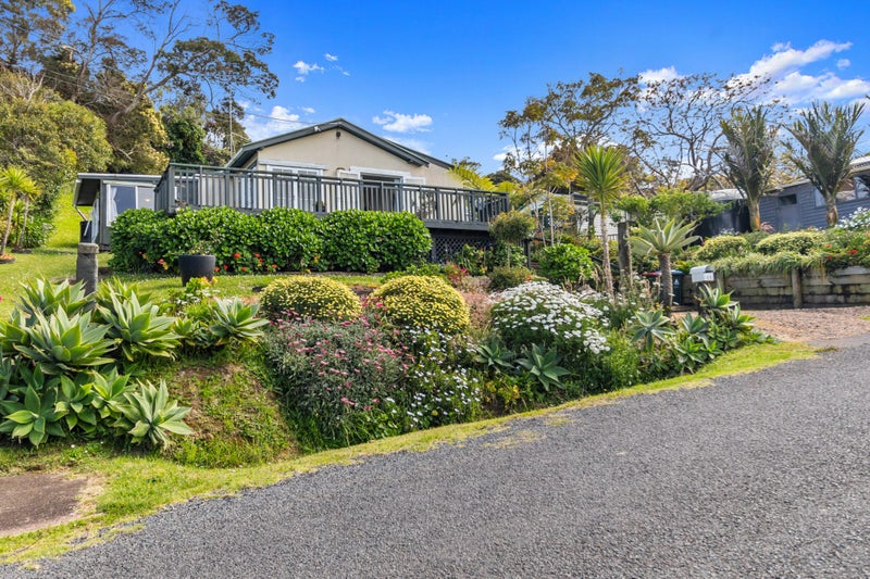 11 Beresford Avenue, Surfdale, Waiheke Island - Carousel 1
