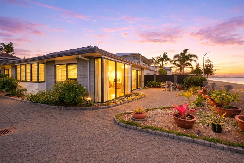 31A The Esplanade, Eastern Beach, Auckland - Carousel 1