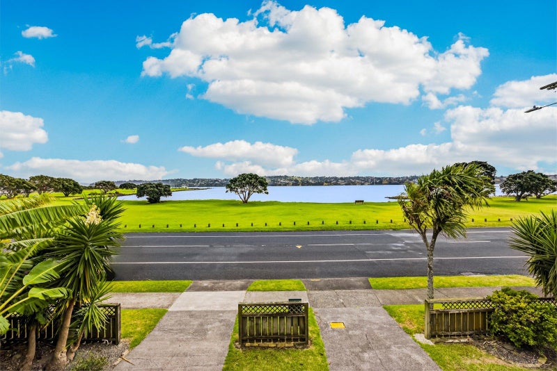 70 Kiwi Esplanade, Mangere Bridge, Auckland - Carousel 2