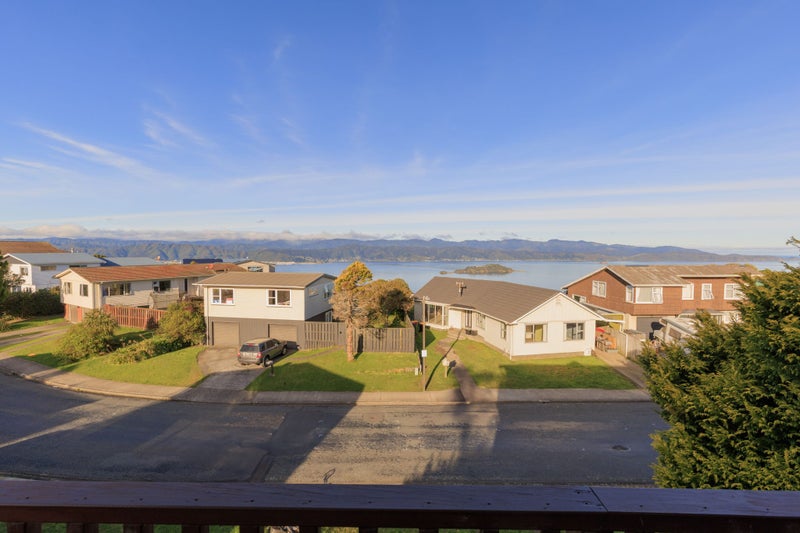 15 Somes Crescent, Newlands, Wellington - Carousel 2
