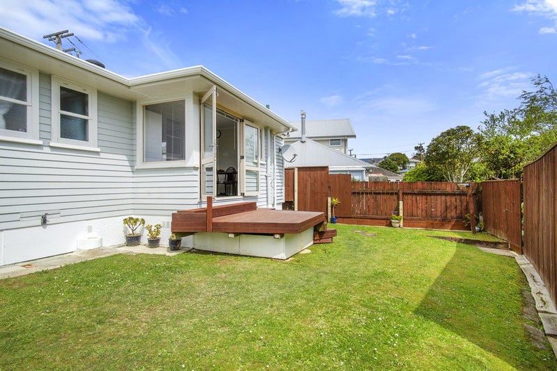 5 Cara Crescent, Paparangi, Wellington - Carousel 1